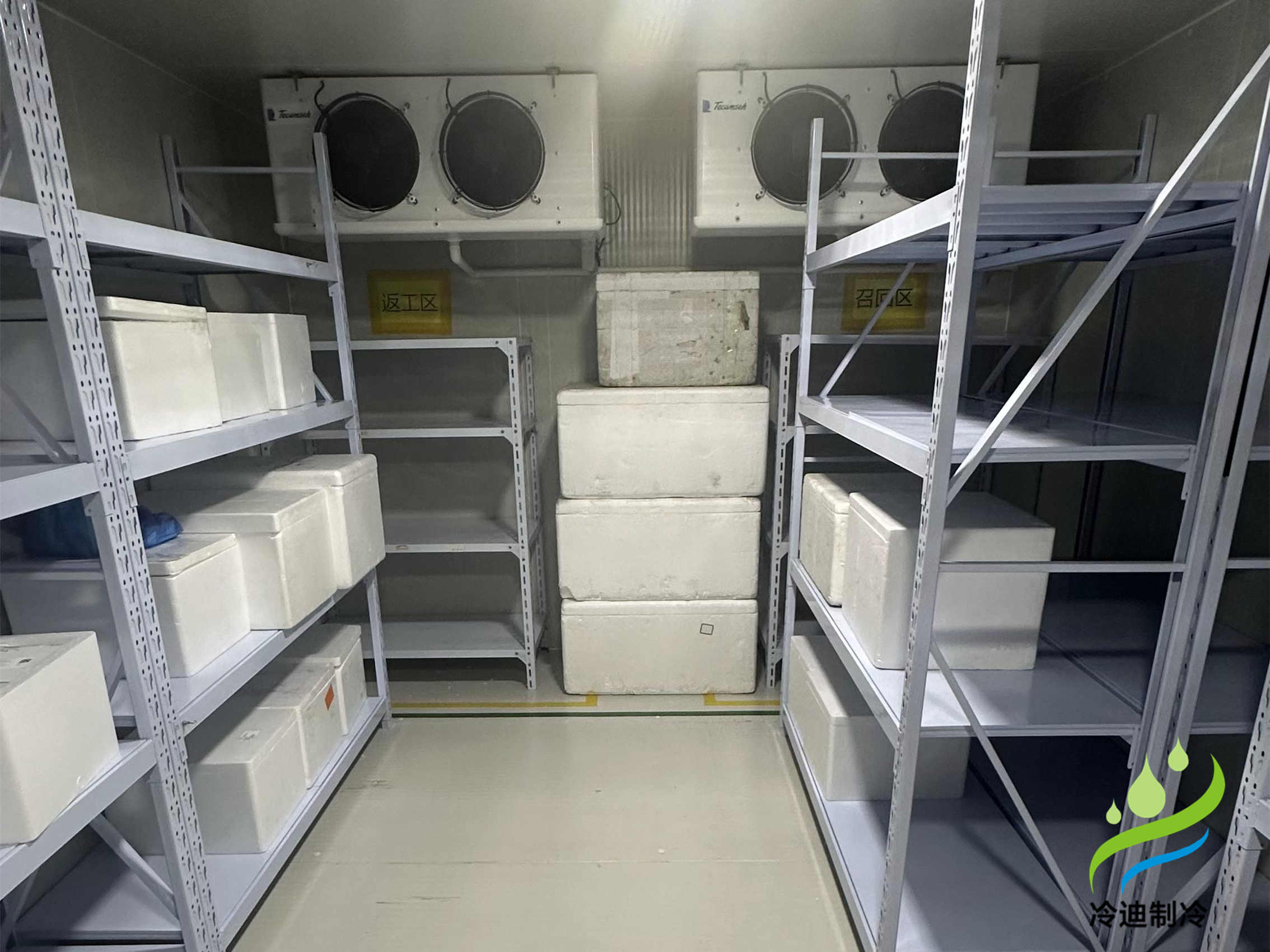 花3萬元可以建造20-30平方的果蔬保鮮冷庫，10-20平方的-18℃冷凍庫，10-30平方的食品恒溫冷庫，20立方標(biāo)準(zhǔn)醫(yī)藥冷庫。配置采用六面體設(shè)計，聚氨酯保溫板搭建庫體，內(nèi)置吊頂式冷風(fēng)機(jī)，搭配艾默生谷輪機(jī)組，新亞洲智能節(jié)能電控箱，手動半埋門，搭配風(fēng)幕機(jī)，此類配置是比較常見，也是較為穩(wěn)定的，小型冷庫可以訂制移動款，集裝箱或活動式，全國乃至國外均可發(fā)貨。